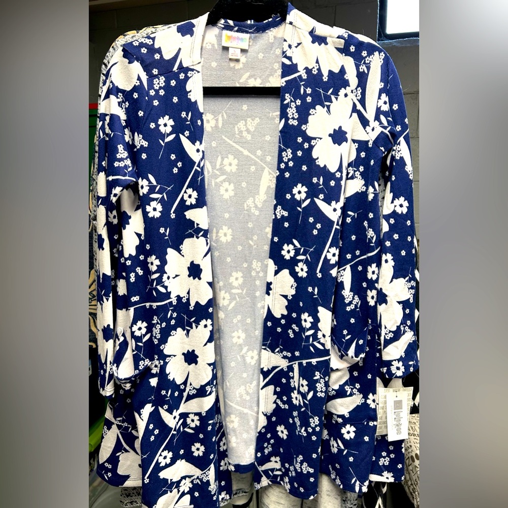 LuLaRoe cardigan sweater, “Caroline”. Runs roomy.  Could size down 1  Size Small